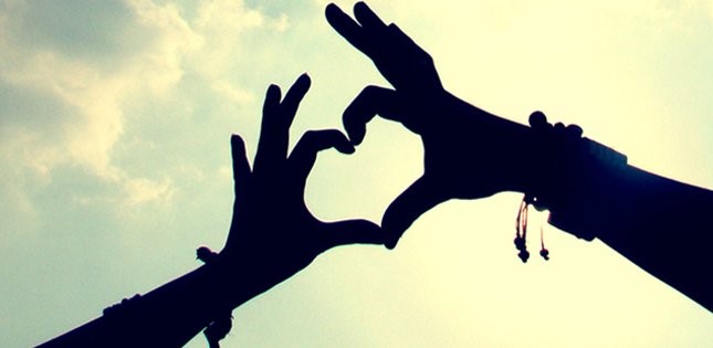 cuore con le mani verso il cielo