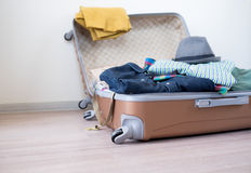 valigia-aperta-sul-pavimento-70885126