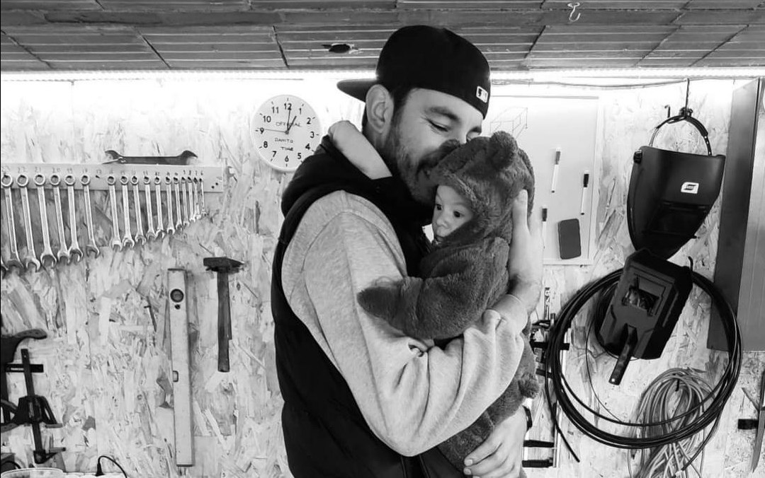 Arriva papà: si prega di allacciare le cinture di sicurezza.